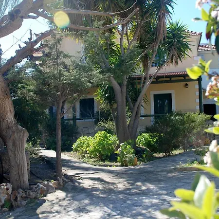 Eleni Apts *